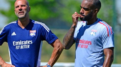 Peter Bosz mâu thuẫn với Lacazette