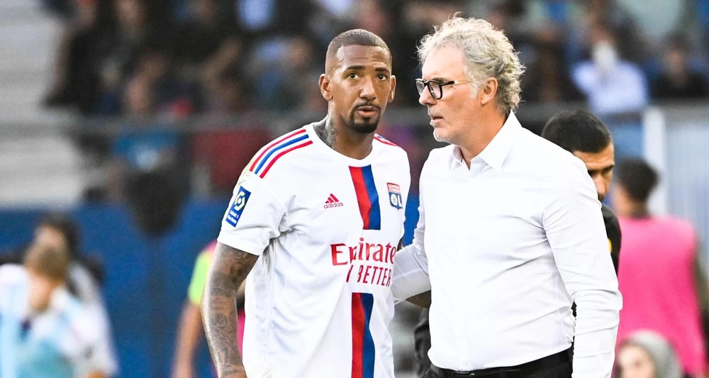 Laurent Blanc và Jerome Boateng chứng kiến Lyon thắng nhọc