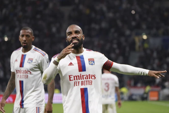 Lacazette ăn mừng bàn thắng vào lưới Lille