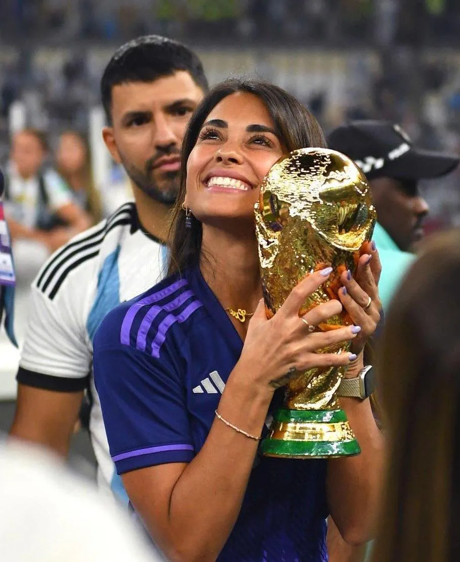 Aguero phía sau vợ Messi, Antonella Rocuzzo Aguero phía sau vợ Messi, Antonella Rocuzzo