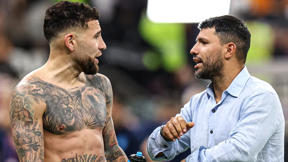 Suýt nữa "tội đồ" Otamendi bị Aguero... "xử" Suýt nữa "tội đồ" Otamendi bị Aguero... "xử"