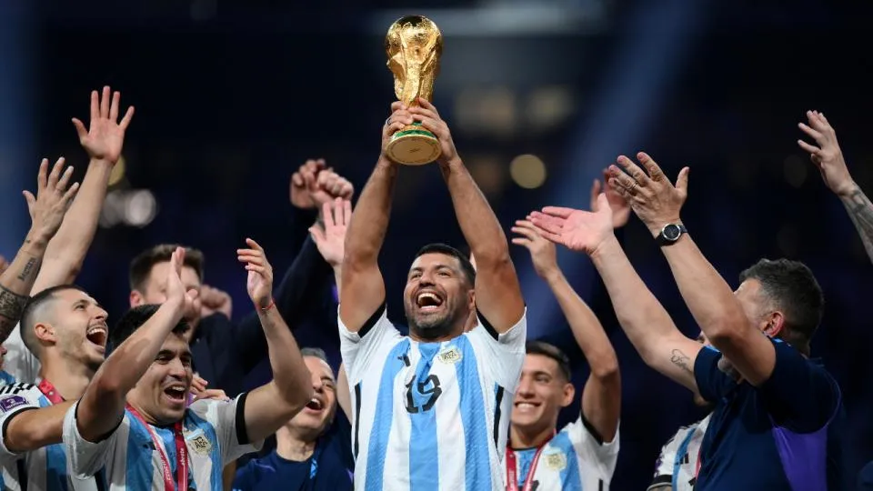 Khoảnh khắc tri ân đầy cảm xúc mà bóng đá Argentina dành cho Aguero Khoảnh khắc tri ân đầy cảm xúc mà bóng đá Argentina dành cho Aguero