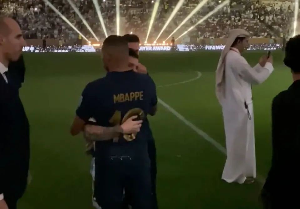 Cái ôm Messi dành cho Mbappe sau trận chung kết World Cup 2022