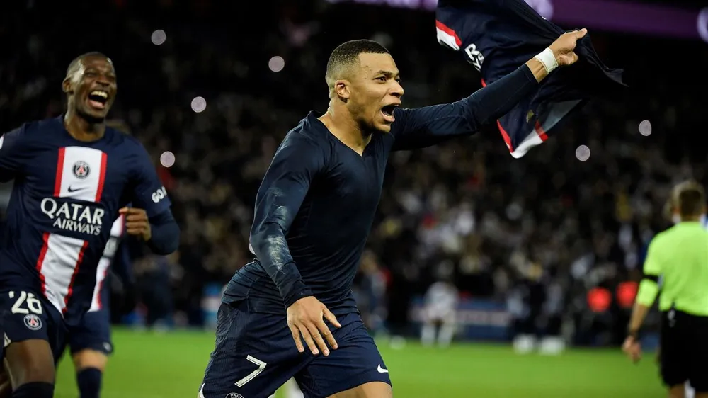 Mbappe cởi áo ăn mừng bàn thắng muộn Mbappe cởi áo ăn mừng bàn thắng muộn