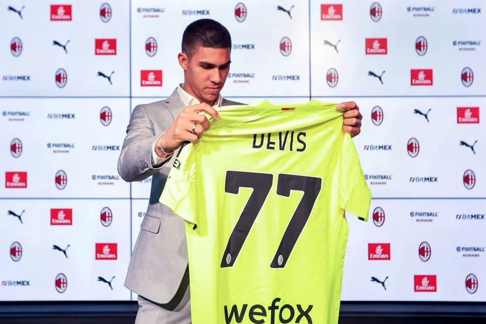 Milan chiêu mộ thủ môn lạ hoắc có tên Devis Vasquez
