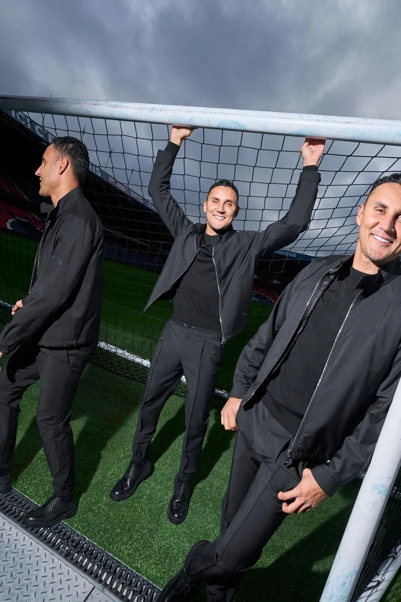 Keylor Navas cùng trang phục di chuyển sân khách đầy năng động Keylor Navas cùng trang phục di chuyển sân khách đầy năng động