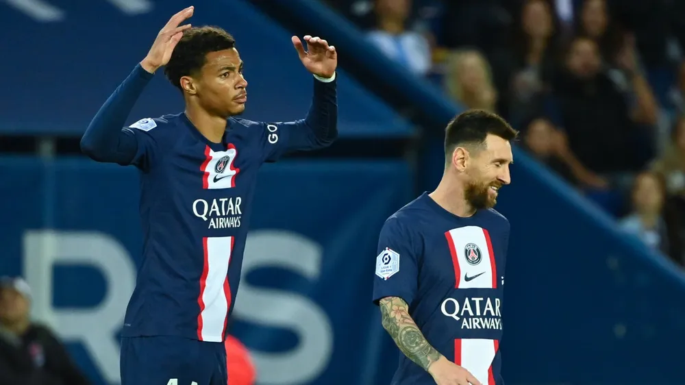 Hugo Ekitike (bên trái) có thể &quot;đổi chỗ&quot; cho Vlahovic