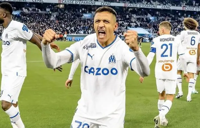 Alexis Sanchez ăn mừng chiến thắng trước Lorient