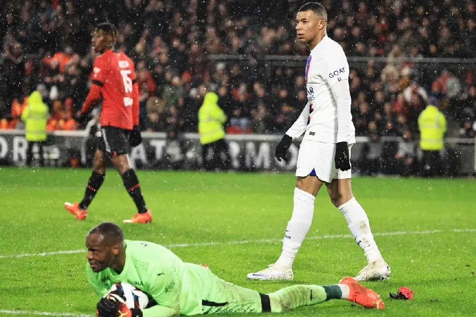 Mbappe bất lực trước Mandanda