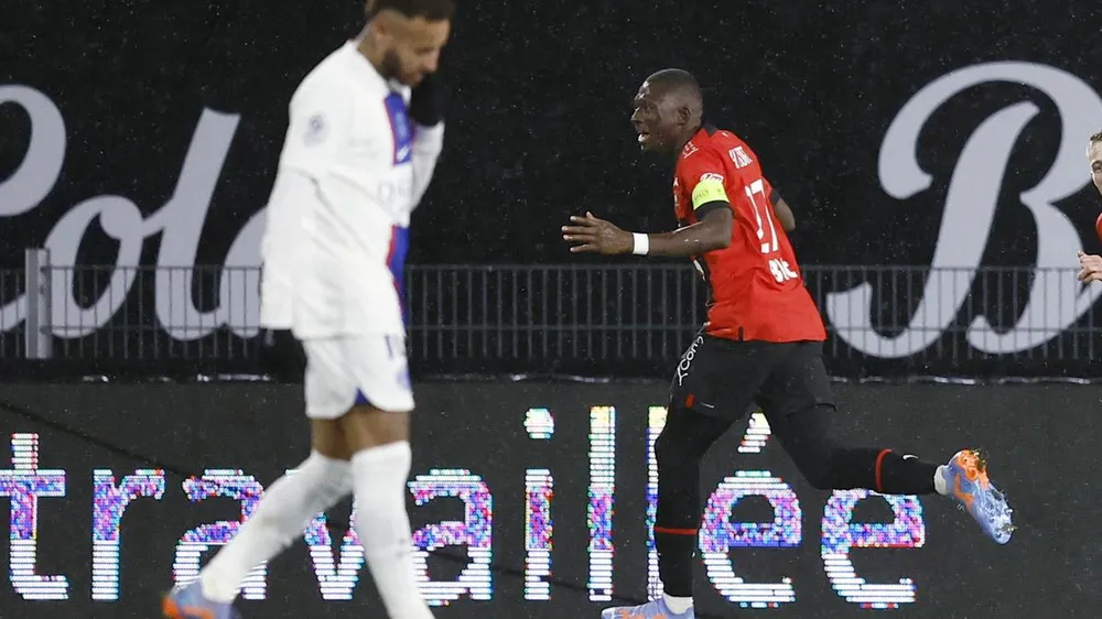 Hamari Traore ăn mừng trước sự buồn chán của Neymar