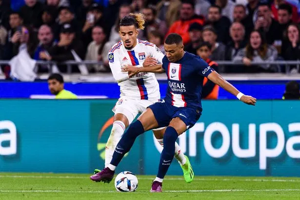 Malo Gusto đối đầu Kylian Mbappe