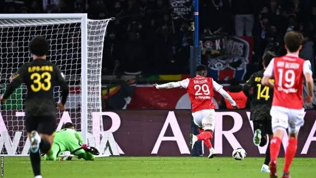 Balogun trừng phạt Donnarumma