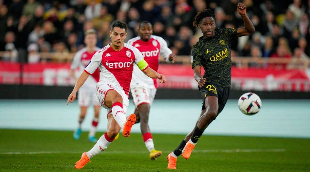 Ben Yedder lập cú đúp vào lưới PSG
