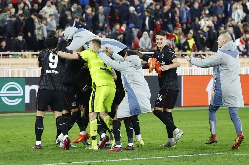 Các cầu thủ Leverkusen ăn mừng chiến thắng Monaco
