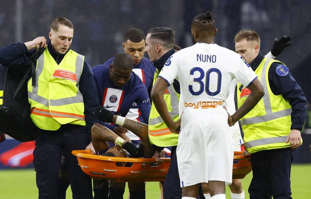 Kimpembe nằm cáng rời sân vì chấn thương