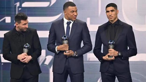 Hakimi bên cạnh Mbappe và Messi trong Gala FIFA The Best