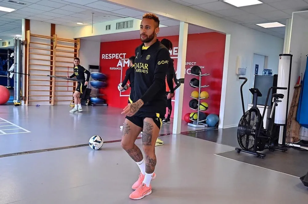 Neymar trong phòng tập phục hồi