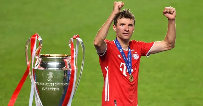Muller cùng chiếc cúp Champions League năm 2020
