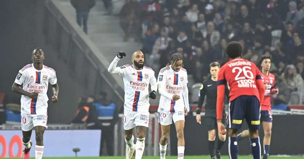 Lacazette cứu nguy cho Lyon trước Lille