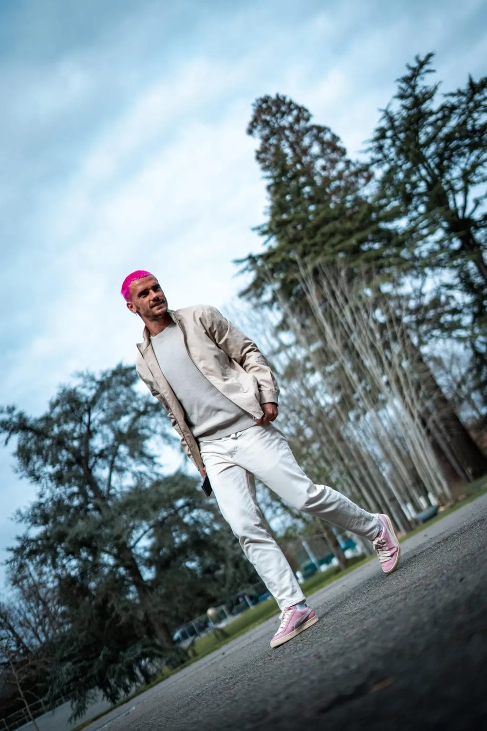 Griezmann với mái đầu màu hồng quá nổi bật