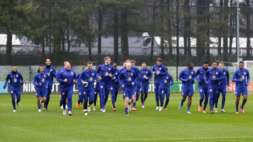 Tuyển Hà Lan tập luyện tại Pháp