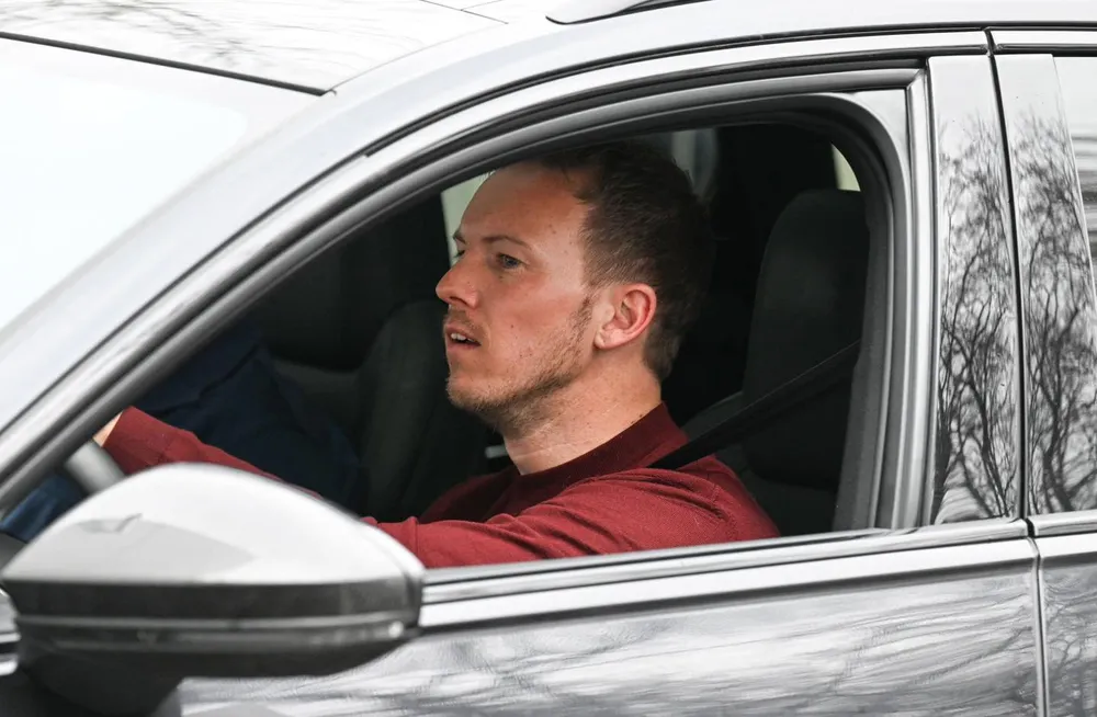 Hình ảnh HLV Nagelsmann lái xe rời đại bản doanh Bayern Hình ảnh HLV Nagelsmann lái xe rời đại bản doanh Bayern
