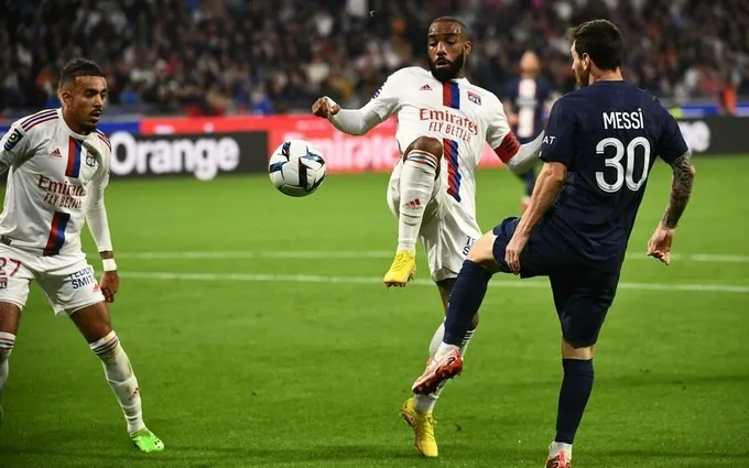 Lacazette đụng độ Messi hồi lượt đi