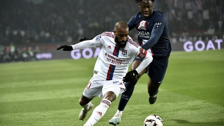 Lacazette không đánh giá cao PSG