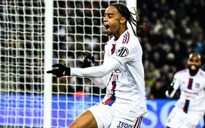 Barcola ăn mừng bàn thắng