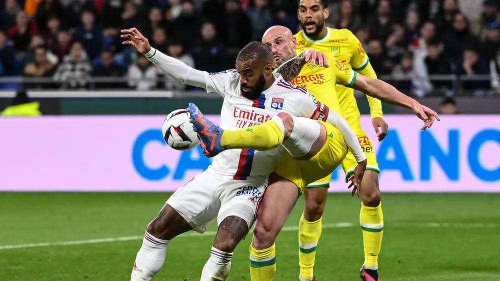 Lacazette bó tay trước Nantes