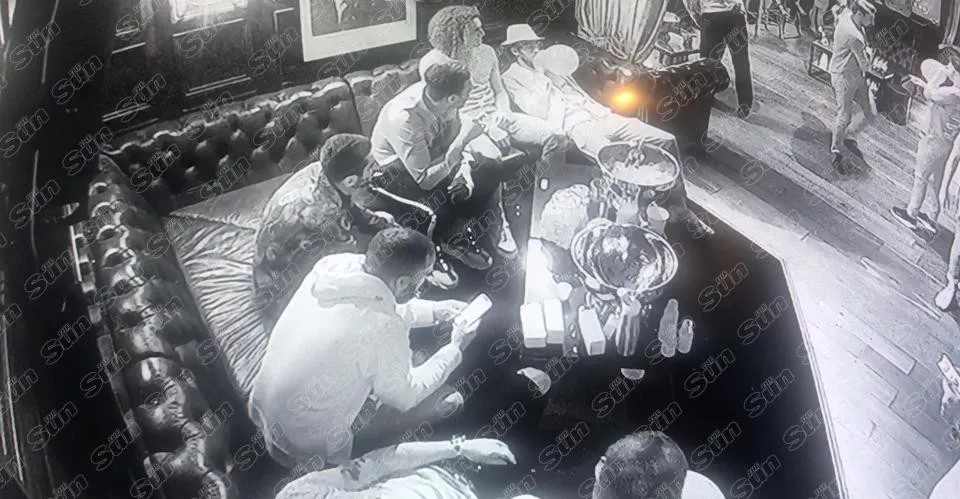 Các ngôi sao Arsenal trong hộp đêm cùng bóng cười