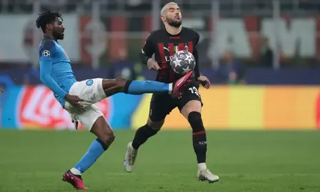 Theo là người khiến Anguissa lãnh thẻ đỏ