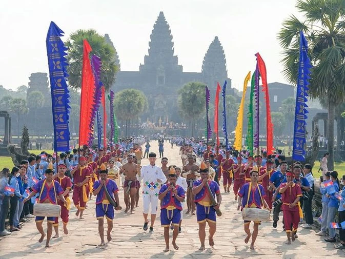 Lễ rước đuốc SEA Games 32 tại Angkor Wat