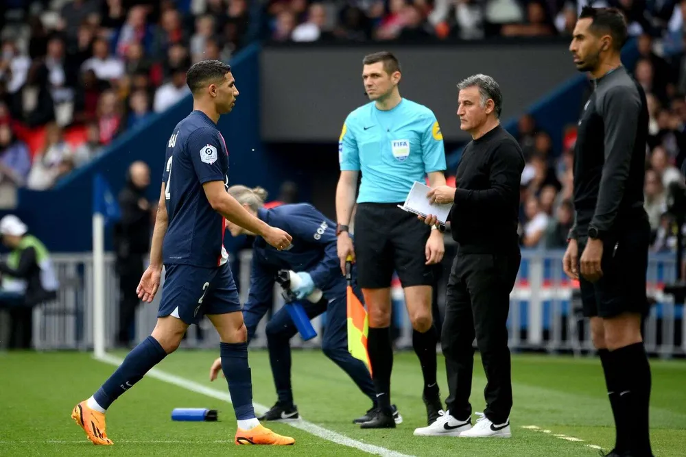 HLV Galtier không hài lòng về thẻ đỏ của Hakimi HLV Galtier không hài lòng về thẻ đỏ của Hakimi