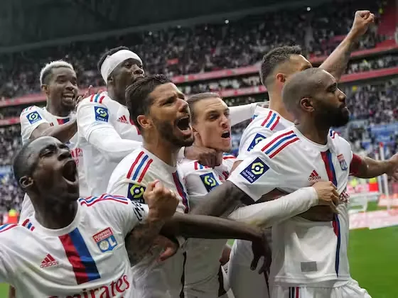 Lacazette cùng toàn đội Lyon ăn mừng chiến thắng Montpellier Lacazette cùng toàn đội Lyon ăn mừng chiến thắng Montpellier