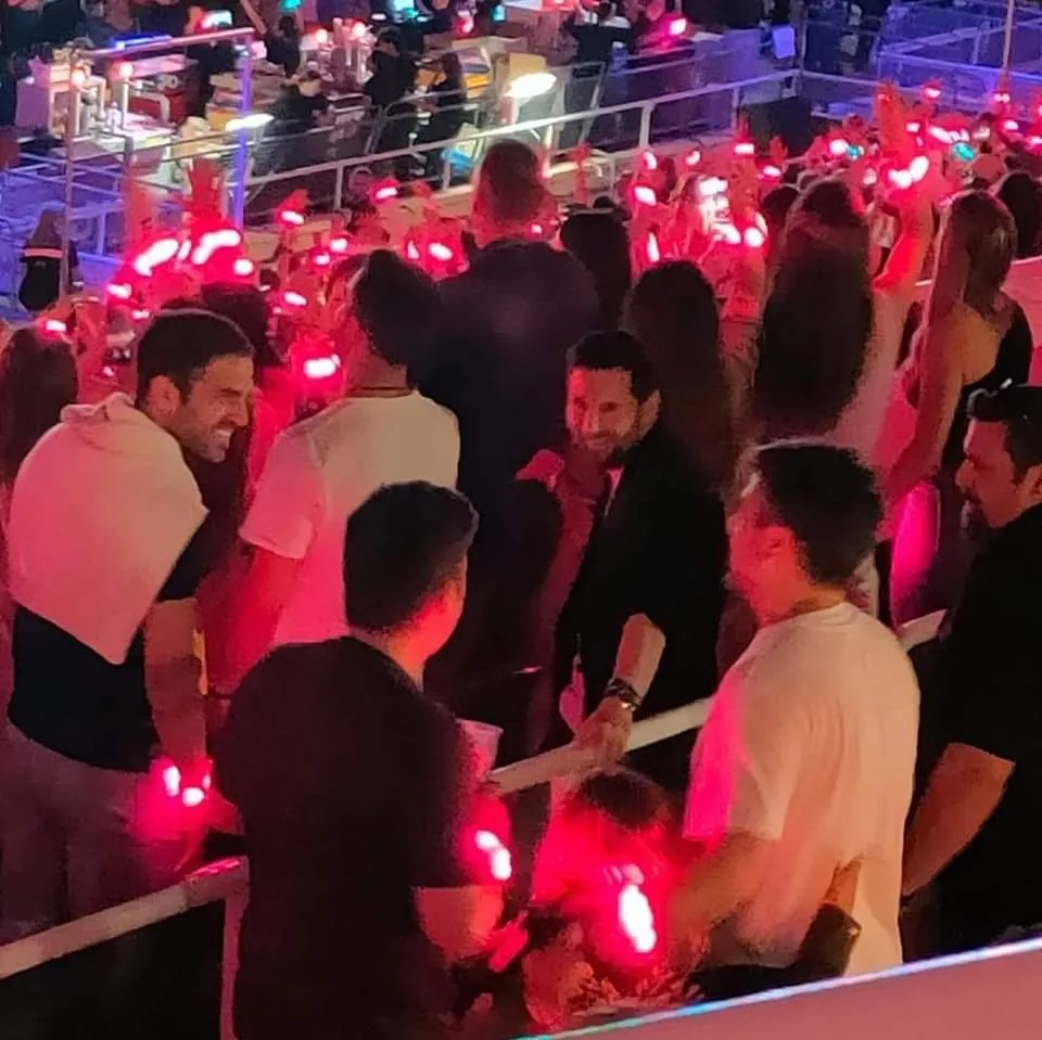 Gia đình Messi và Fabregas tại buổi diễn của nhóm Coldplay