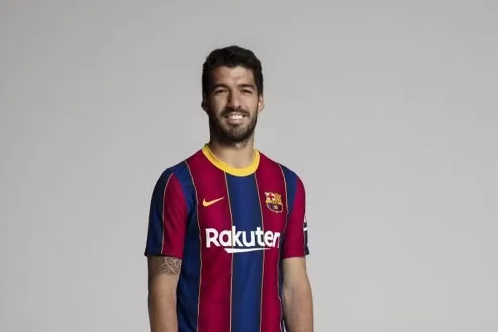 Suarez quảng cáo áo cho Barca trước khi chuyển sang Atletico