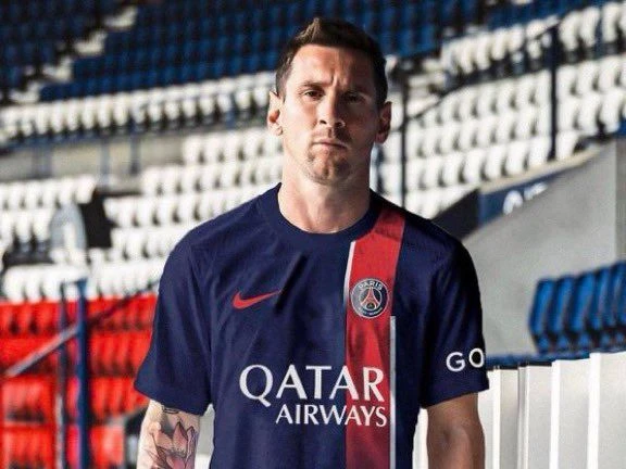 Messi cùng mẫu áo mới của PSG