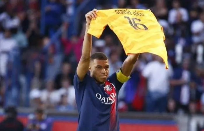 Mbappe nâng cao chiếc áo của thủ môn Rico