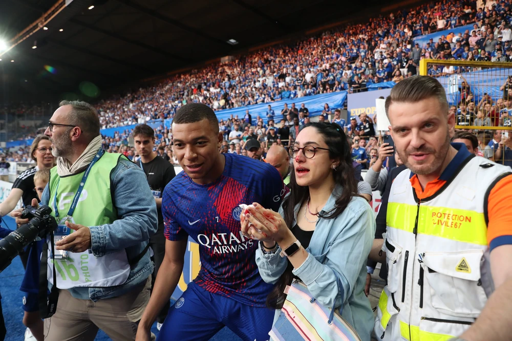 Mbappe và nữ khán giả xui xẻo