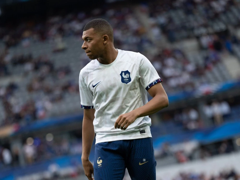 Mbappe mặc áo tuyển nữ Pháp