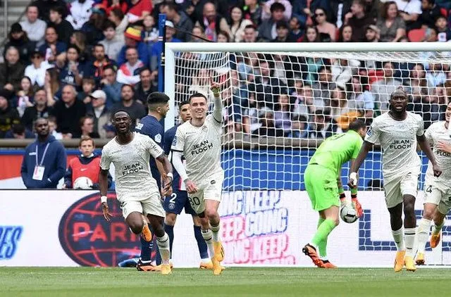Enzo Le Fee ghi bàn vào lưới PSG