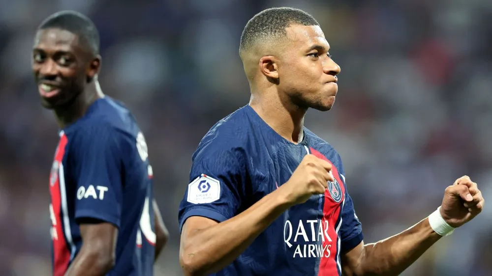 Mbappe ăn mừng cùng Dembele