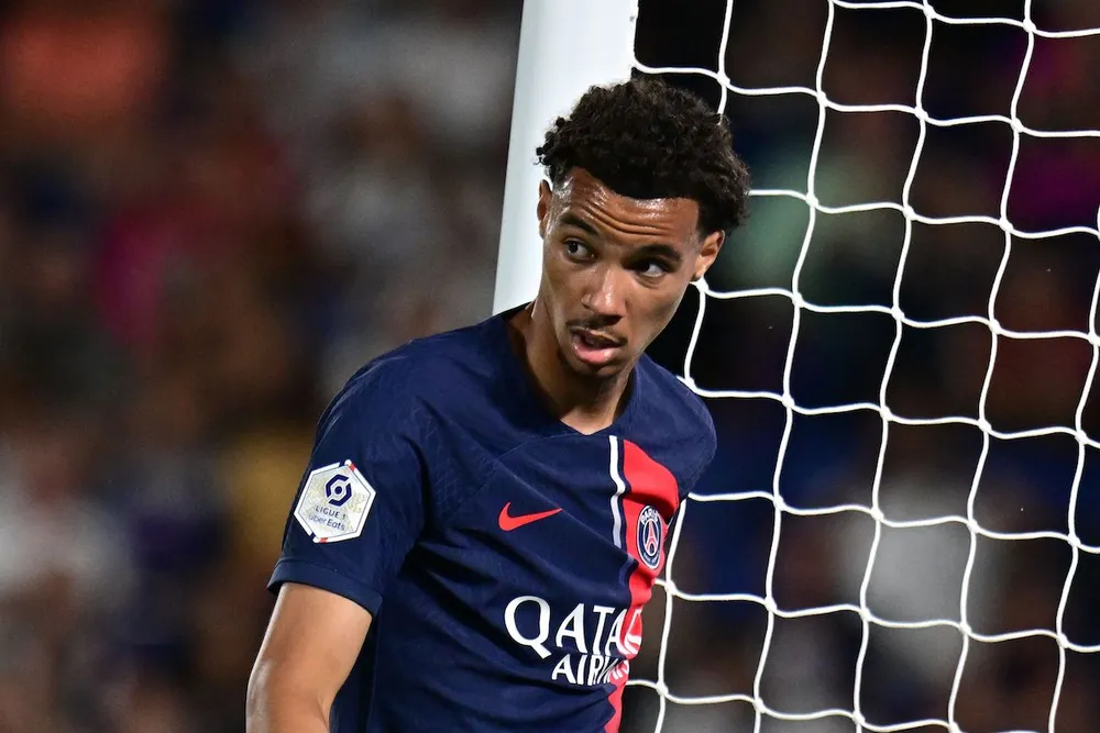 PSG đổi Ekitike lấy Barcola?