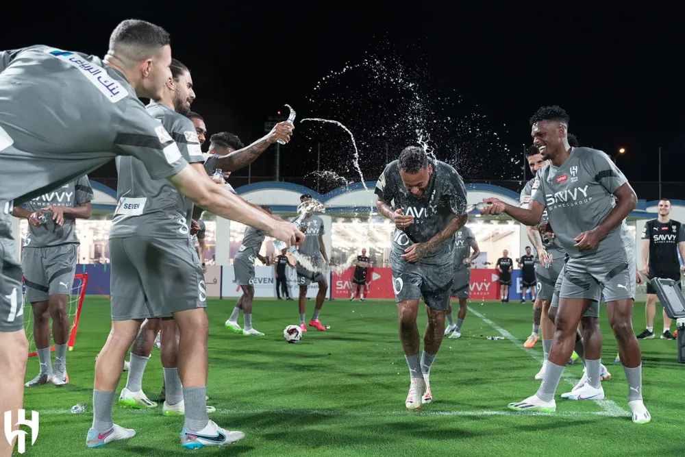 Các cầu thủ Al-Hilal chào đón Neymar Các cầu thủ Al-Hilal chào đón Neymar