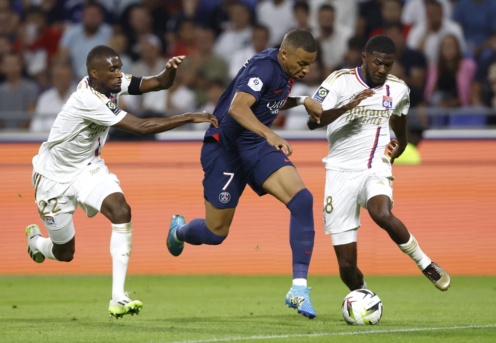 Mbappe lập cú đúp nhấn chìm Lyon