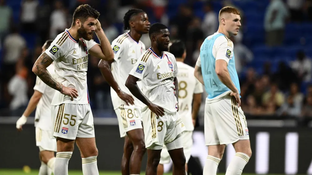 Lyon đang đứng cuối tại Ligue 1 Lyon đang đứng cuối tại Ligue 1