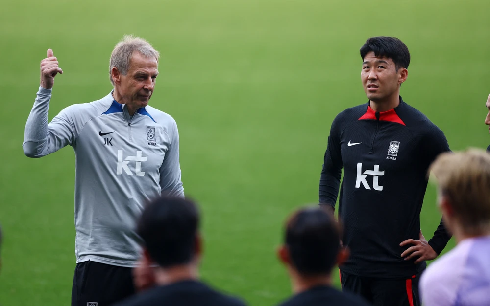 HLV Klinsmann cùng Son Heung-min