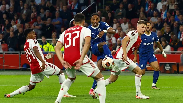 Aubameyang lập cú đúp vào lưới Ajax Aubameyang lập cú đúp vào lưới Ajax