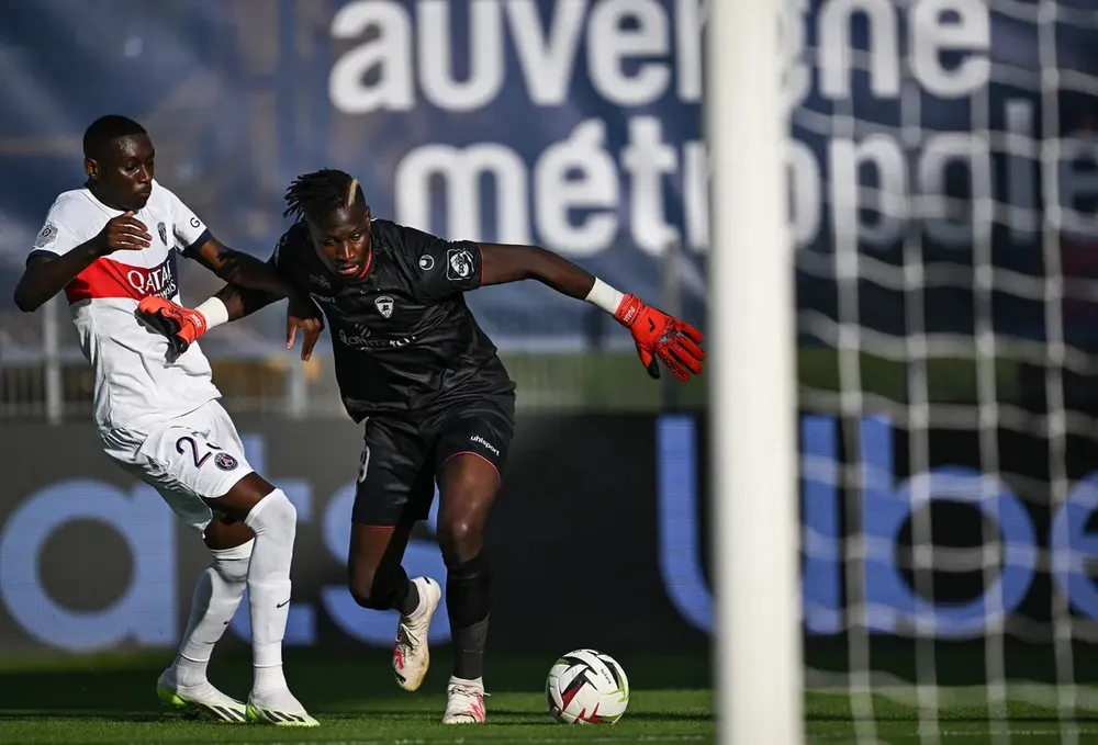 Thủ môn Mory Diaw quá xuất sắc trước PSG Thủ môn Mory Diaw quá xuất sắc trước PSG